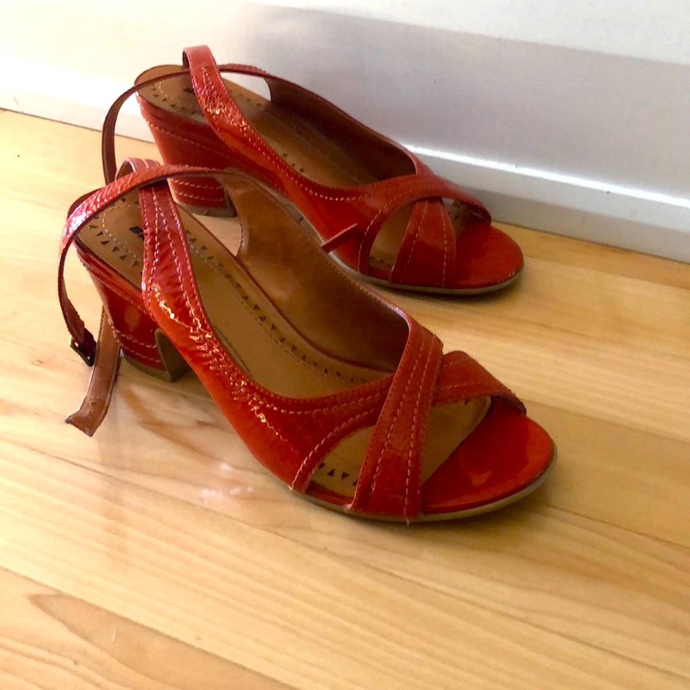 Bronx orange patent leather sandles